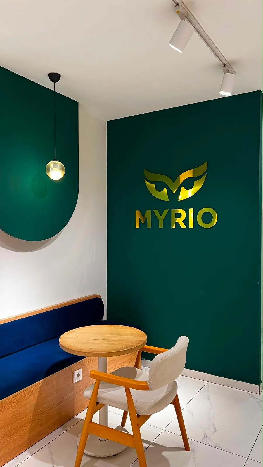 Myrio logolu yeşil duvar
